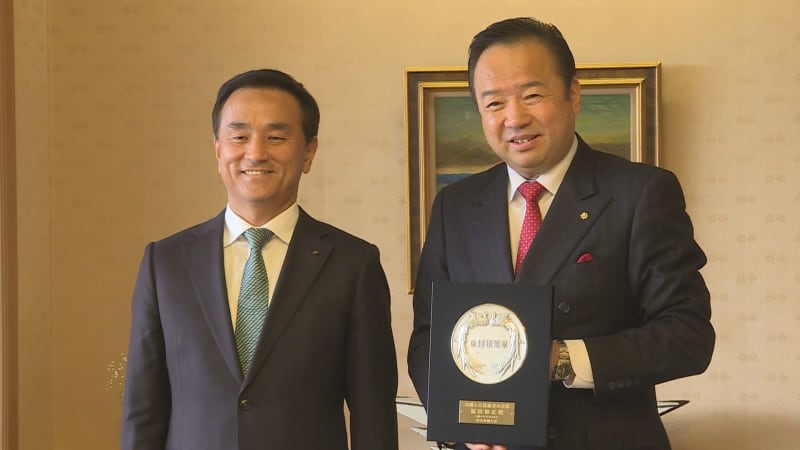 「現代の名工」日本料理調理人の福田さんが知事に受賞を報告
