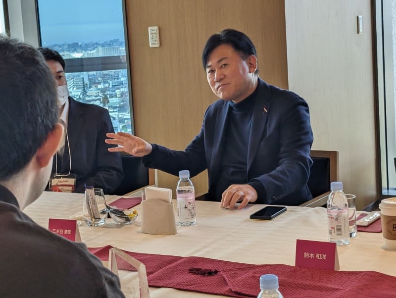 Chairman Mikitani and other Rakuten Mobile key personnel held social gatherings with users and introduction campaign participants.