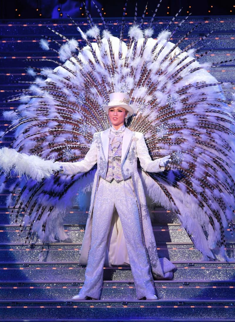 Takarazuka Snow Troupe Top Sakina Ayakaze chokes up and says, “For you, my dearest.”