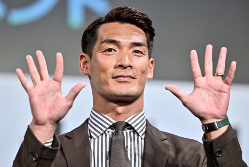 ``He's even more manly in front of his wife'' ``Photos that make you think they're on a page from a magazine'' Tomoaki Makino with his wife, actress Rin Takanashi...