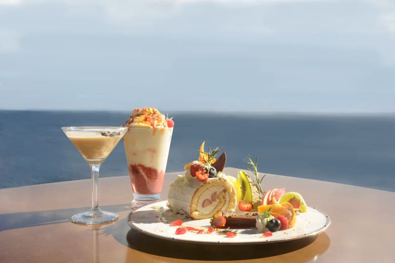 Atami Hotel New Akao offers Christmas limited sweets plates and drinks at the scenic cafe