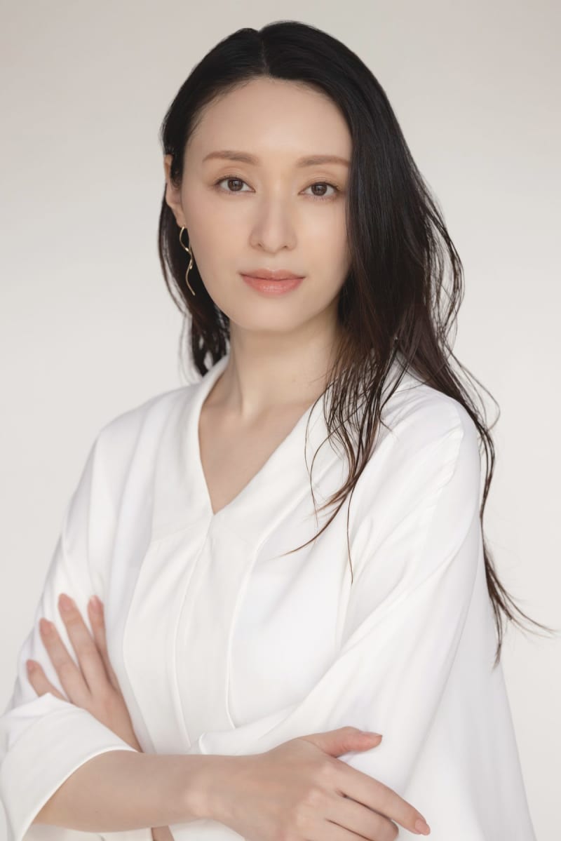 Chiaki Kuriyama makes her first Thursday theater appearance in ``Ooku.'' Matsushima, the general director of Ōoku, stands in front of Rinko, played by Fuka Koshiba...