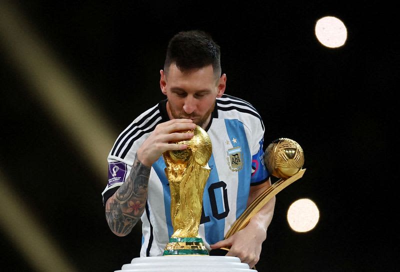 Soccer = Messi: ``Right now it's just the South American Championship'', not thinking about participating in the 26 World Cup