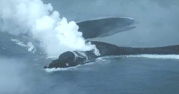 「これが映画じゃなくて現実に起きてるのがすげー！」硫黄島新島が噴火した瞬間、撮影に成功