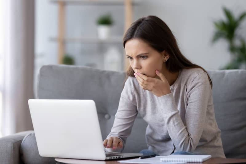 My daughter had to repeat a year at university because she worked too many part-time jobs.Is there any way for her daughter to raise the money herself?