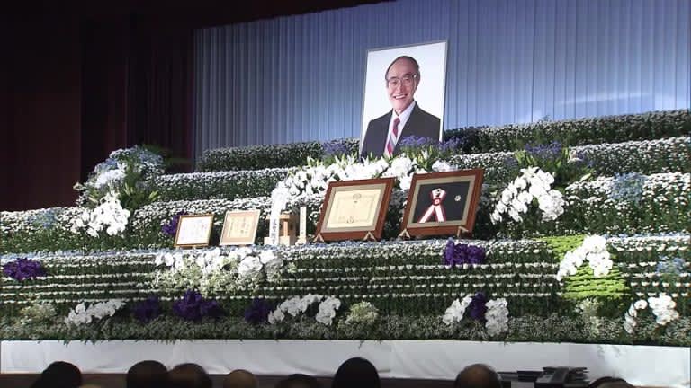 Approximately 800 people attended farewell party for former Minister of Health and Welfare Yuji Tsushima and laid flowers
