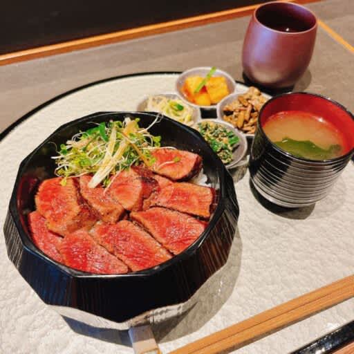 [Charcoal-grilled Wagyu Beef Karantou KAGARIBI] Steak bowl made by a meat restaurant found in Morishita