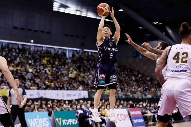 Yuki Kawamura feels a sense of responsibility as an ace after the crushing defeat. He feels self-blame after scoring at least 10 points this season. ``I couldn't overcome it individually.''