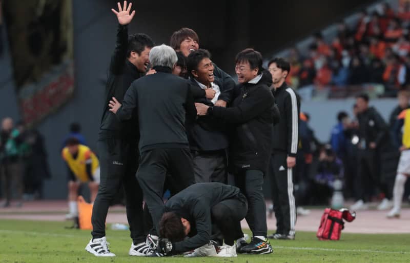 ``Winter player recruitment is a total loss'' Tokyo V manager Hiroshi Jofuku, who led them to promotion to J1 despite feeling a disparity in reinforcement funds, returns to the prestigious position...