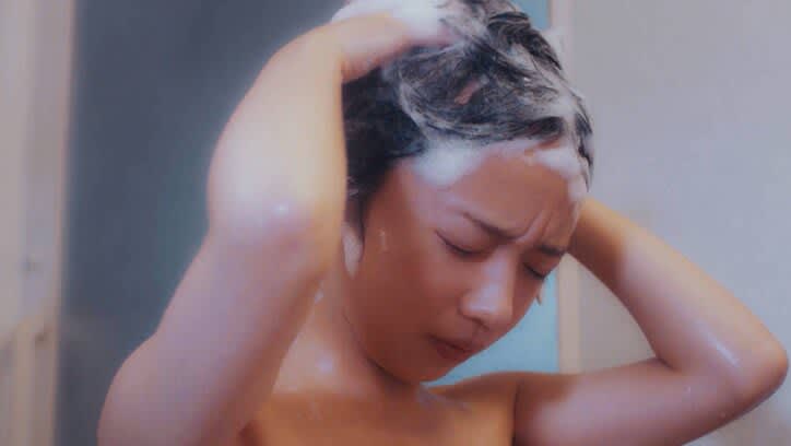 Taking a bath with the son of her affair partner... Fans are shocked by the immoral mixed bathing scene of Hinatazaka46's Kyoko Saito & Umion Sakurai...