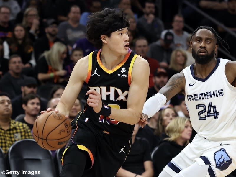 Yuta Watanabe, playing for the first time in two games, hits a 2-pointer... Suns defeat Grizzlies