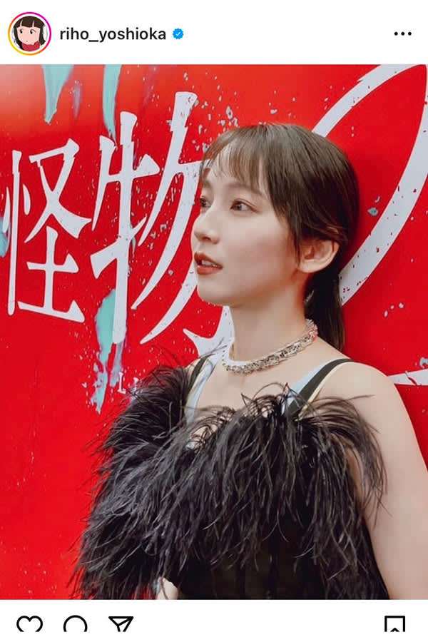 Riho Yoshioka in a black dress with a ``wide-open back'' Comments: ``Ah, you're so beautiful!'' ``So sexy!''