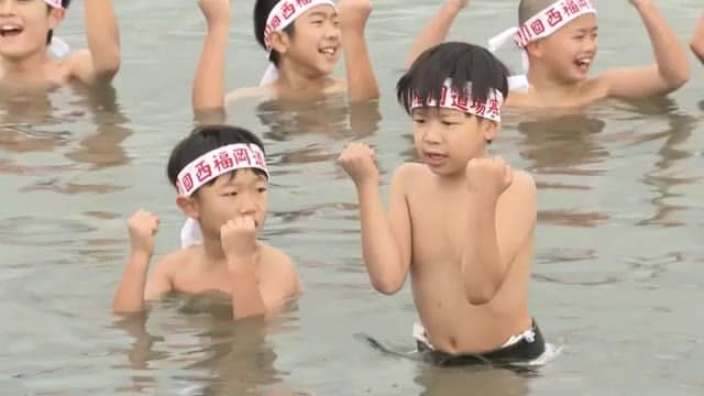 福岡市　子供たちら６０人　空手の寒稽古　水温９℃の海中で大きなかけ声　師走の風物詩