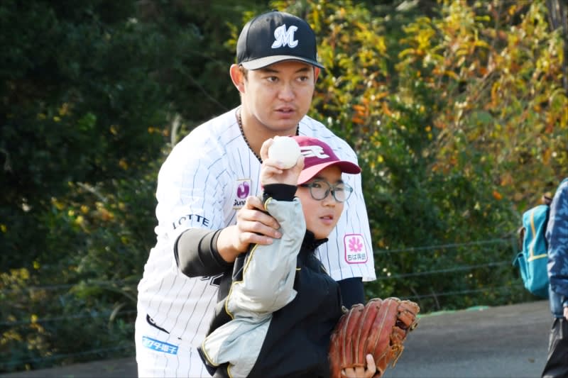 Lotte player Toshiya Sato teaches baseball techniques to children in his hometown Iwaki City, Fukushima Prefecture