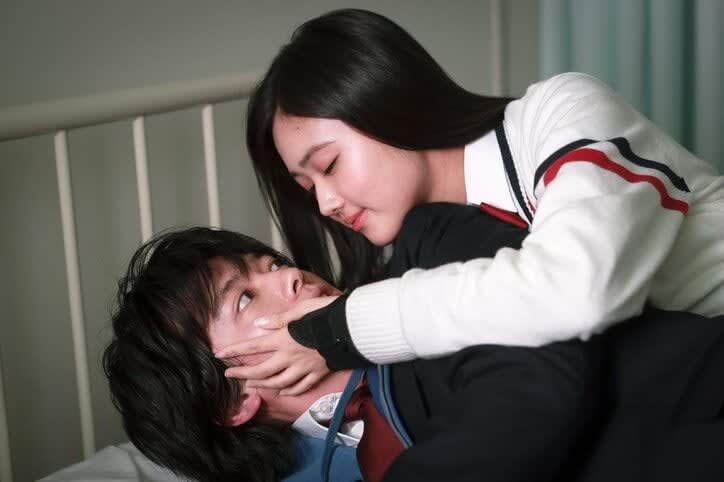 保健室のベッドで脅迫＆キス！?キュンキュン皆無！女子高生の強制的ラブシーン『泥濘の食卓』
