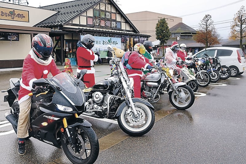 サンタがバイクでやって来た　ルンビニ園訪れ児童にプレゼント　愛好者が扮して砺波から富山まで走行