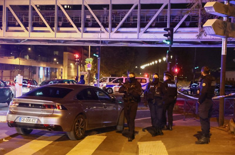 仏エッフェル塔近くで観光客襲撃、1人死亡　大統領「テロ攻撃」