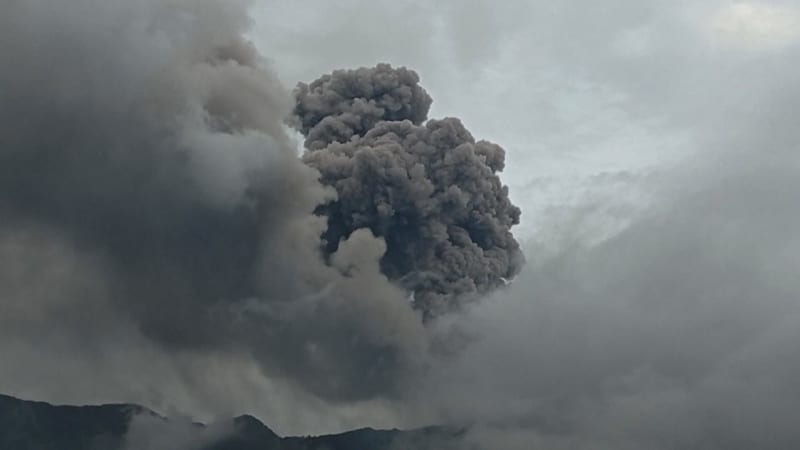 インドネシア火山噴火　登山客11人の死亡確認　ほかに12人安否不明