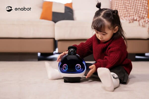 KDDI コーポレートはEnabot の家庭用見守りロボットEBOX を日本市場に投入しました