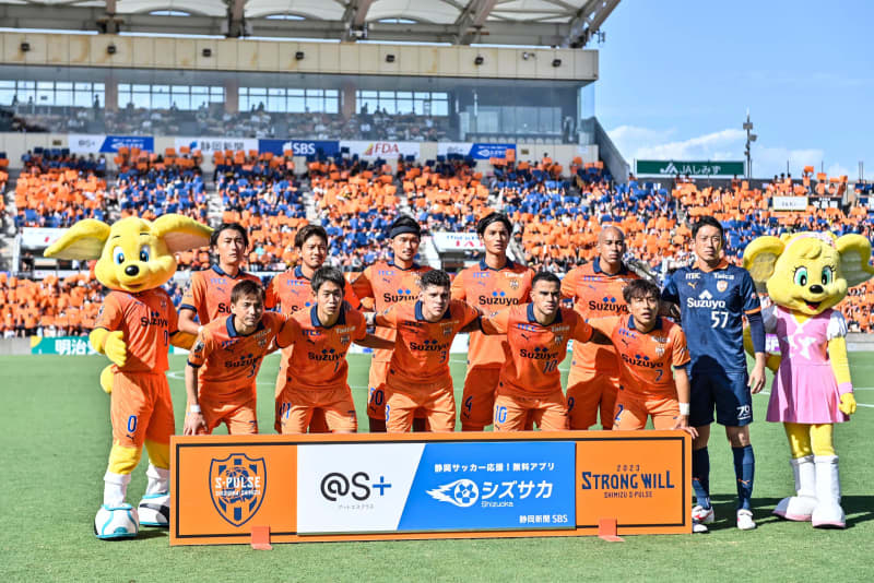 ``This is so cool, isn't it?'' Shimizu's first GK chest logo ``STAR'' uniform is ``beautiful''...