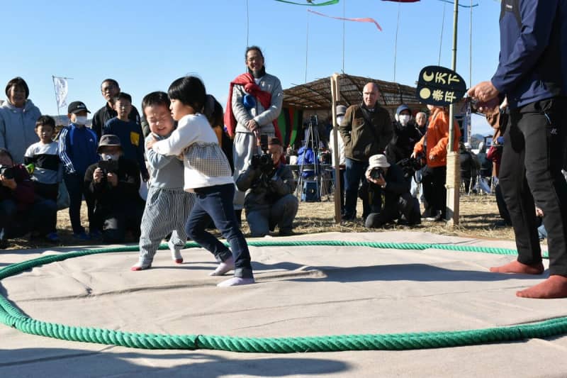 The Inakata Nishikata Festival is a lively event in Tochigi.The stage is on a rice field, and sumo wrestling and bale-flipping events spread the appeal.