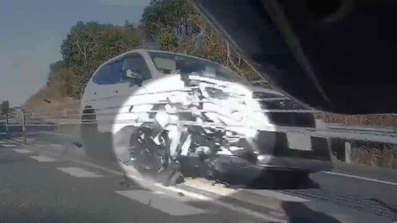 [Original] A bumper that flew off due to the impact of the collision directly hit the drive recorder of a motorcycle riding on the Higashikyushu Expressway...