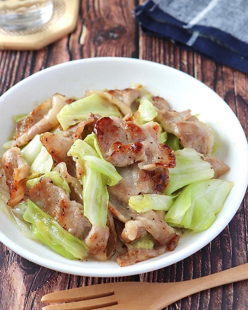 The garlic flavor whets the appetite ♪ A simple side dish of "pork belly cabbage"