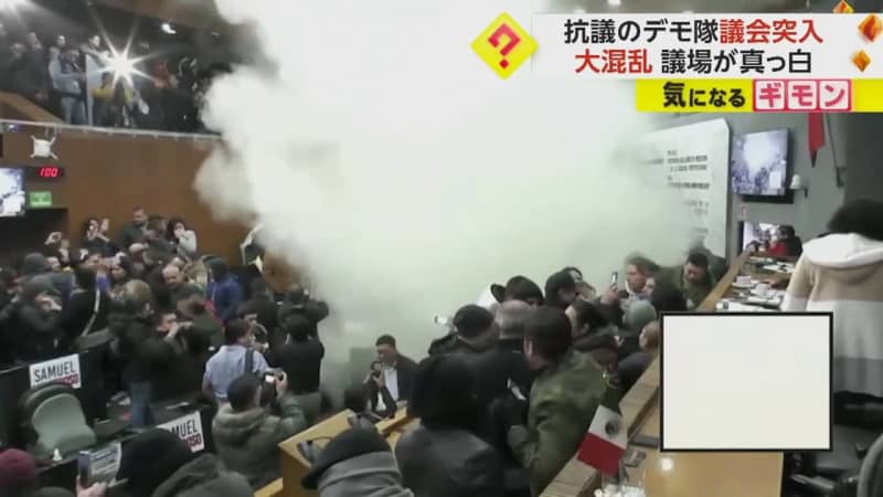 Just as the chaos reached its peak, a smoke bomb suddenly erupted...Demonstrators stormed the parliament to prevent the governor and his "opponents" from taking their place...