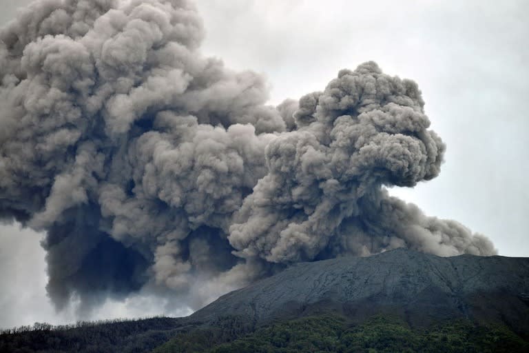 インドネシアのマラピ火山が噴火、登山者１１人死亡