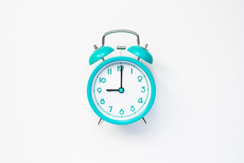 Colleagues arrive at the office at the last minute and start preparing from the start time.Is this possible?