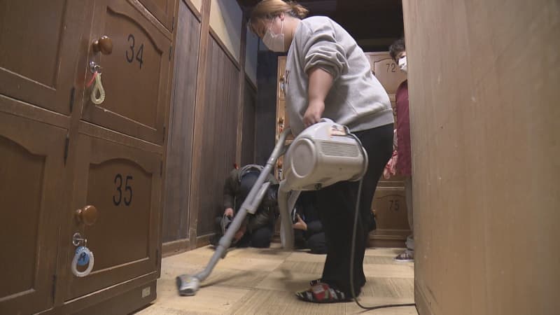 Year-end cleaning at Dogo Onsen Main Building, which will celebrate its 130th anniversary of renovation next year. The entire building will reopen in July [Ehime]...