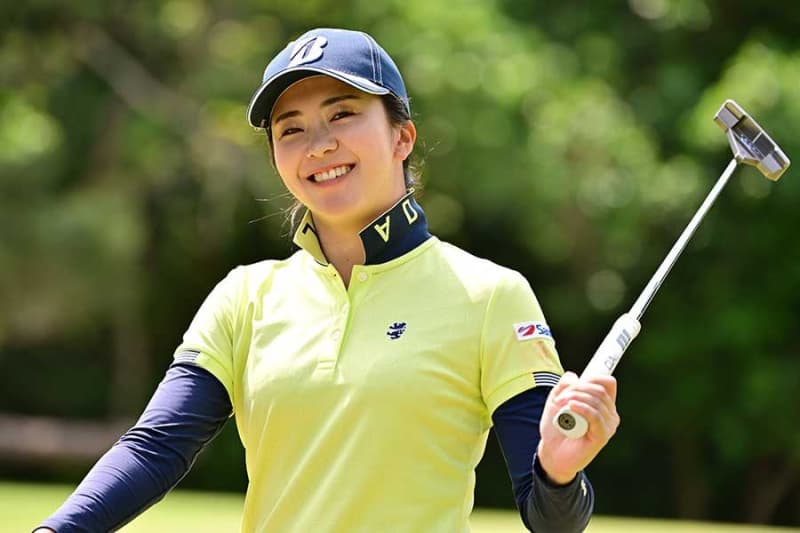 Kotone Hori, a female golfer, received a reaction to the machine she was sitting on while wearing a young lady's dress: ``It's like going out in the Taisho era.''