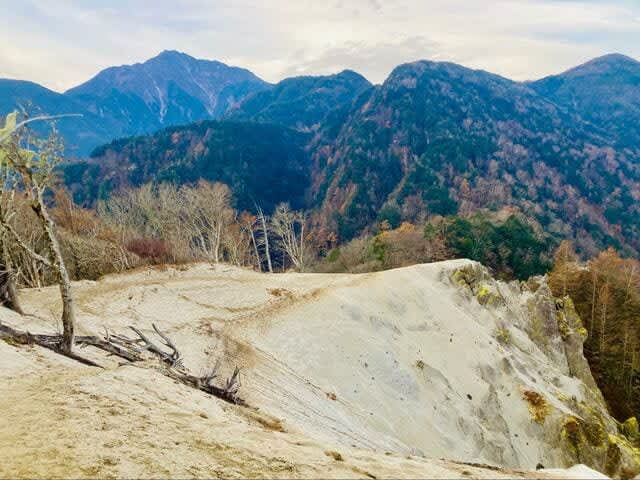 「山頂がビーチ」冬なのに「夏の絶景」広がる「ユニーク登山」レポ