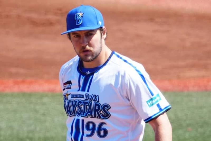 Bauer's agent meets with multiple MLB teams. Will he return to the US or stay in Japan? His departure is gaining attention.