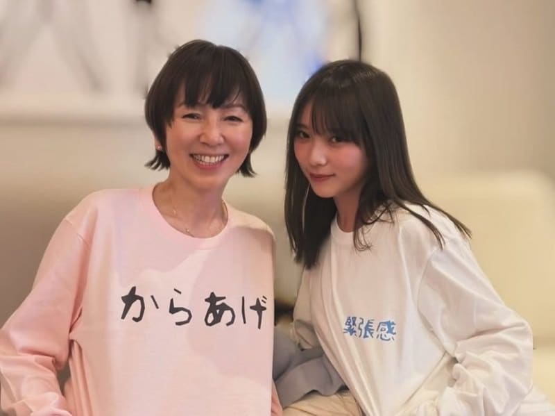 Nogizaka46's Yuki Yoda says, "You look good in a T-shirt" in a karaoke 2-shot with movie co-star Marina Watanabe...