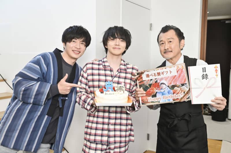 林遣都の誕生日を田中圭＆吉田鋼太郎が「カニ」とケーキでお祝い「最高のスタートが切れる予感がして…
