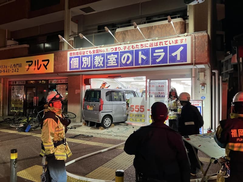 ⚡｜【速報】学習塾に車が突っ込む　３人がけが