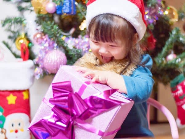 [Survey to 300 housewives! ]What is the most popular Christmas present for your child?From small children to adults...