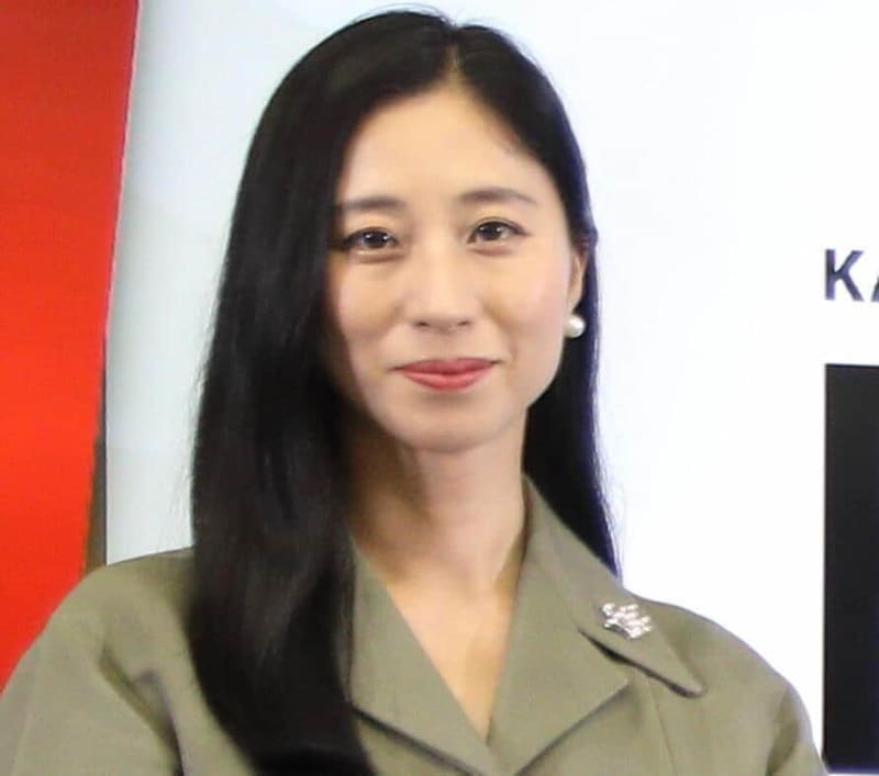 三浦瑠麗氏の小6娘、初ハイヒールで「背伸び」　母のワンピース着た姿に「大人っぽい」「DNAって凄い」