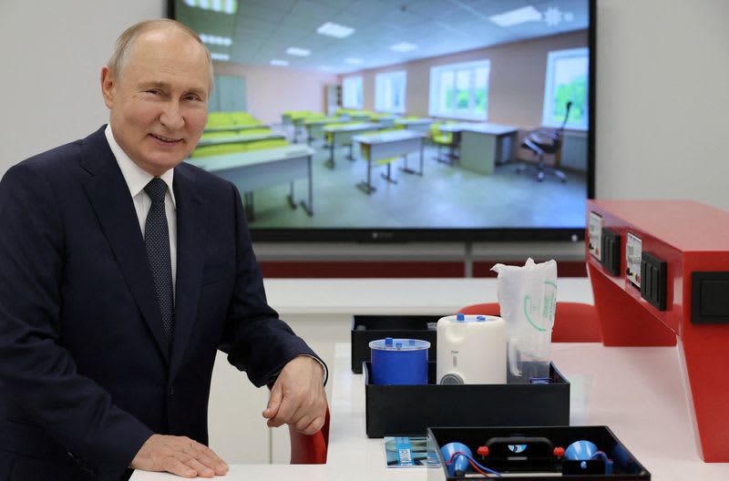 Isolation from the West, boosting growth base in the ``New World'' - Putin