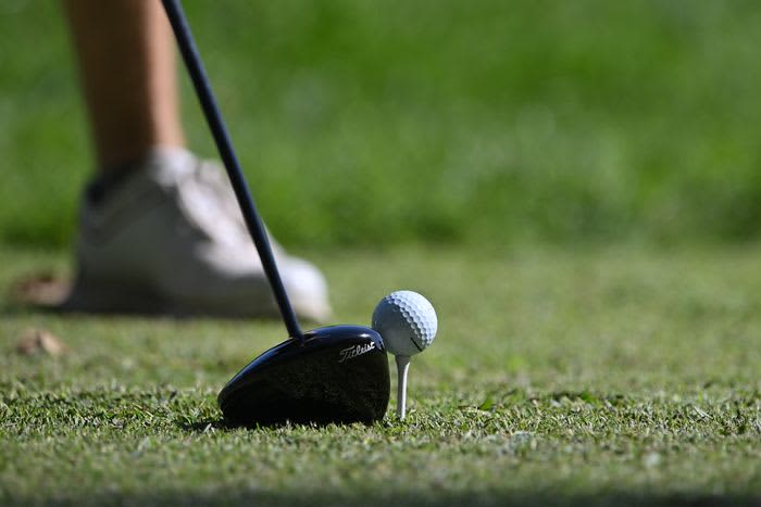 What are the reactions of the PGA and LPGA Tours after the official announcement of the adoption of “non-flying balls”?
