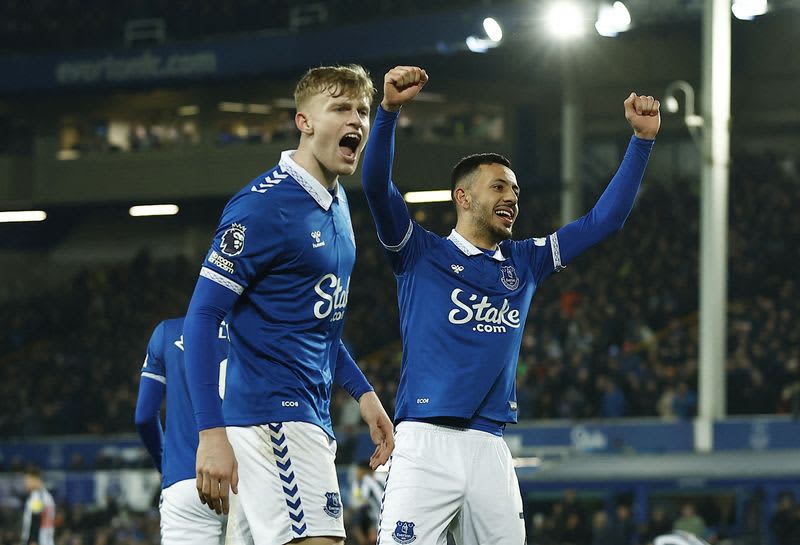 Soccer: Everton escapes relegation zone, defeats Newcastle