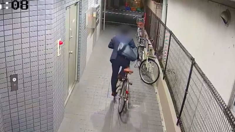 [Original] "My mother's birthday present..." A man brazenly steals a bicycle from an apartment complex. Did he miss the last train? Bicycle...