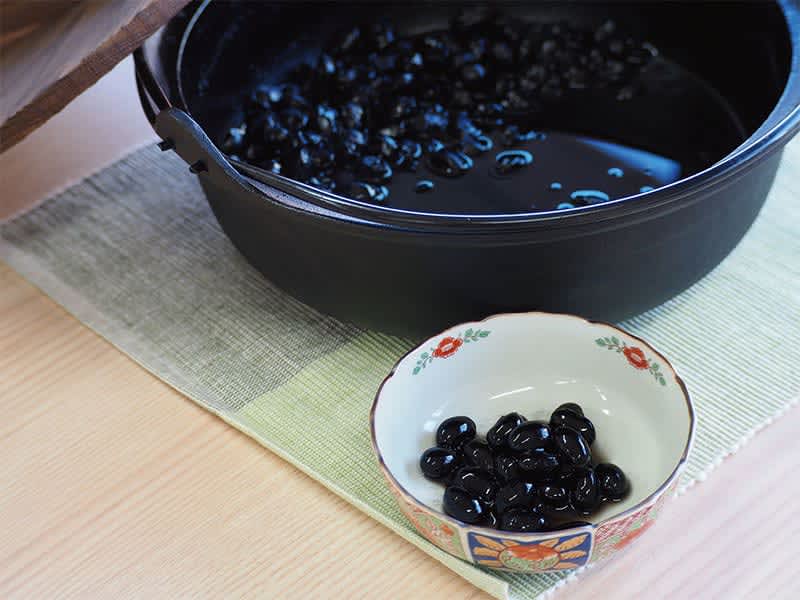Double the blackness with an iron pot and iron egg.