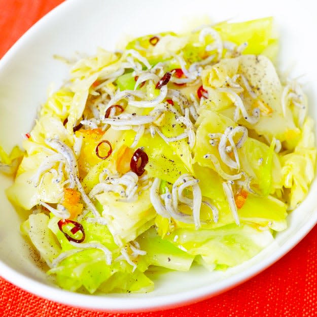 [My family's secret when you have leftover cabbage] Just mix it!Cabbage and whitebait oil salad that you'll want to eat