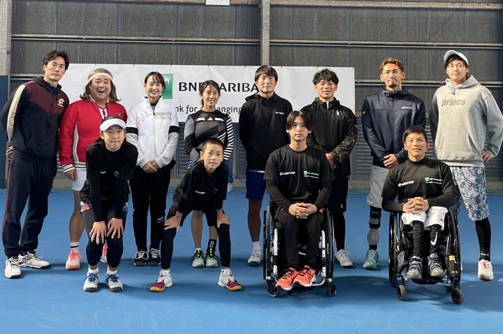 Wheelchair players and able-bodied players team up for a heated match!Showing the possibilities beyond imagination of the sport of tennis...