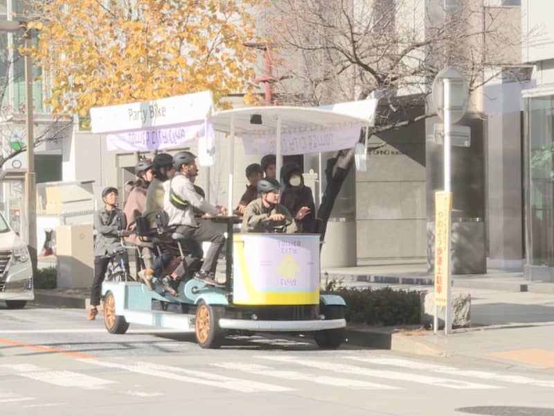 Tour around the city on a 9-seater bicycle ``Party Bike'' hosted by a group aiming to create a unique city, Nagoya/Higashi Ward