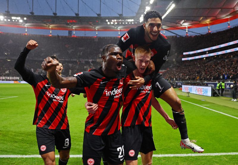 Soccer = Hasebe's Frankfurt wins overwhelming victory over Bayern