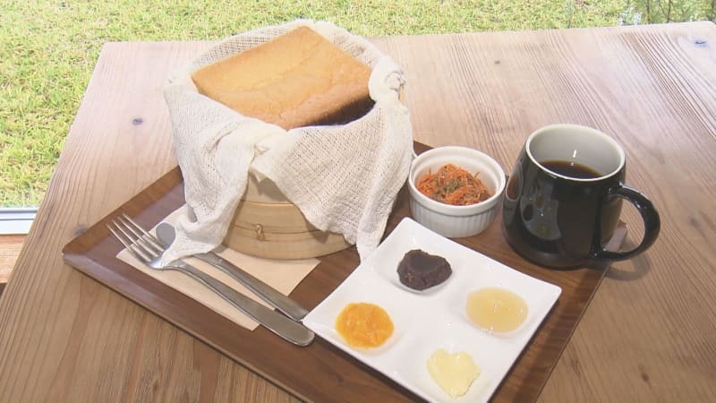 Unsold items turn into popular products in a matter of minutes...“Warm Steamer Bread” now available at the cafe. Steaming improves the chewy texture.