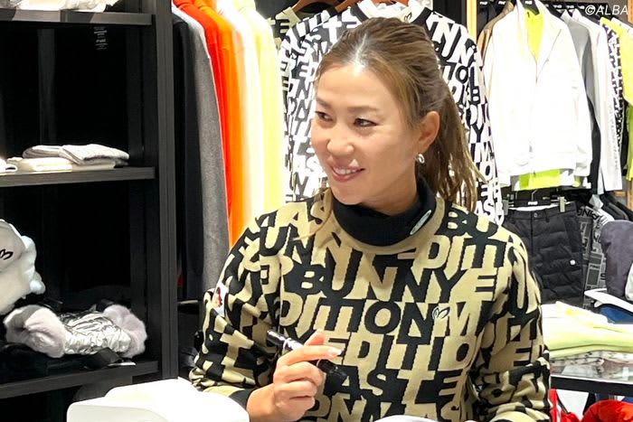 販売員顔負け？　上田桃子がファンイベントに登場し参加者をコーディネート
